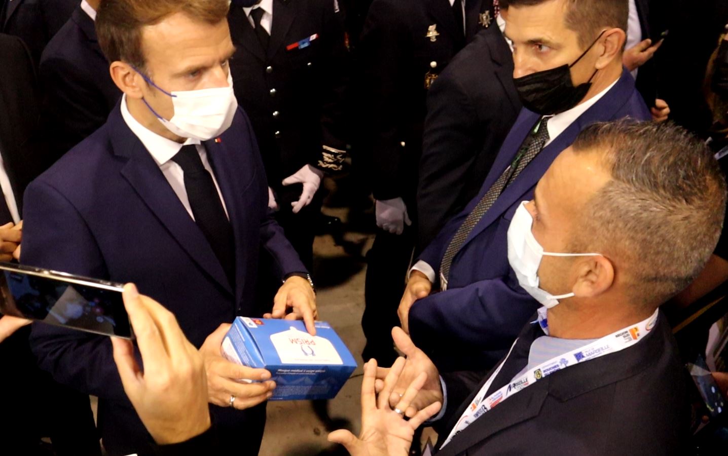 L'atelier de fabrication de masques chirurgicaux et FFP2 100 % français de PRISM et son D-VAP nettoyage et désinfection